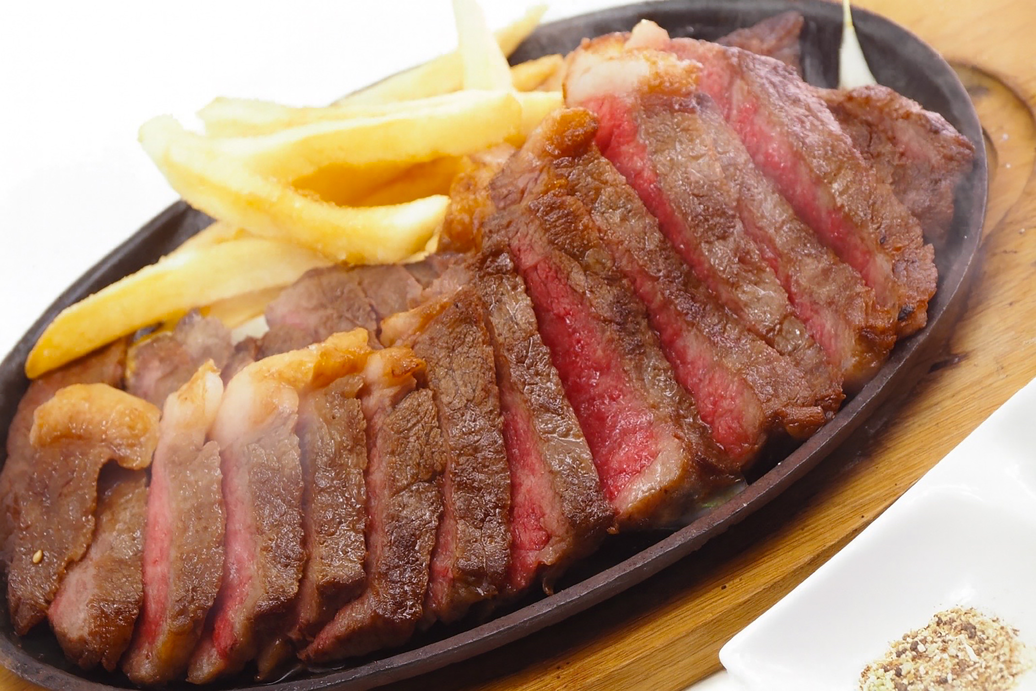 貸切パーティー「ブリテッシュパブ・ホサンナ」でギネスビールなどを楽しめる本格アイリッシュパブのビアホール